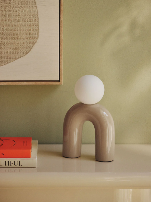 Lampe de table pont Margot en céramique et boule en verre opaline – Image 3